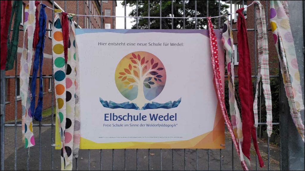 Elbschule Wedel Tor mit bunten Bändern